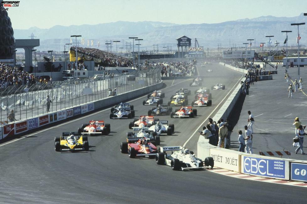 1981: Long Beach bleibt weiter Bestandteil des Formel-1-Kalenders und auch nach dem Abschied von Watkins Glen gibt es weiterhin zwei US-Rennen. Der neu hinzugekommene Schauplatz ist der wenig attraktive Hotelparkplatz des Caesars Palace in Las Vegas. Williams-Pilot Alan Jones, der am 15. März den Saisonauftakt in Long Beach gewonnen hatte, triumphiert auch am 17. Oktober beim Saisonfinale in der Wüstenmetropole. Nur ein weiteres Mal, 1982, gastiert die Formel 1 in Las Vegas. Michele Alboreto (Tyrrell) gewinnt, anschließend gastiert die IndyCar-Serie zwei Jahre lang auf dem Gelände des Caesars Palace.