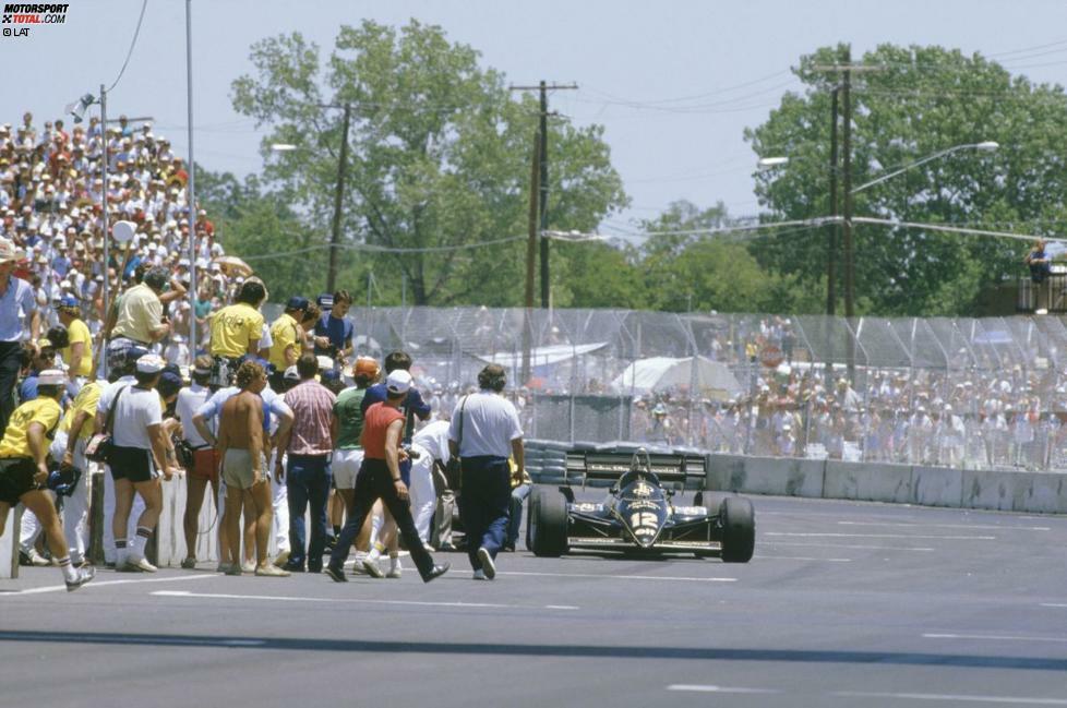 ... dem zum ersten Mal in seiner Karriere von der Pole-Position gestarteten Nigel Mansell die Hitze derart zu schaffen macht, dass er kurz vor Rennende kollabiert. Sein Lotus hatte wenige Meter vor der Ziellinie aufgrund eines Getriebeschadens den Geist aufgegeben. Beim Versuch, das Auto ins Ziel zu schieben, bricht Mansell zusammen und muss medizinisch behandelt werden.