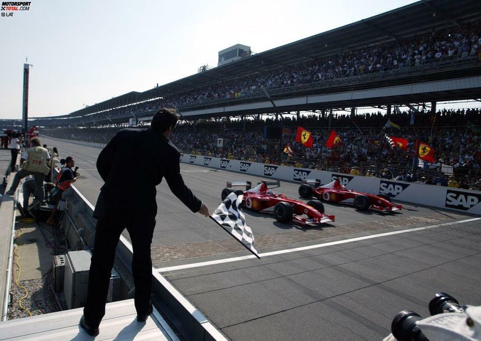 2002 dominiert Schumacher in Indianapolis, führt 68 von 73 Runden an, doch der Sieg geht im Zuge eines kuriosen Finishs an Ferrari-Teamkollege Rubens Barrichello. Nachdem Schumacher ausgangs der letzten Kurve vom Gas gegangen war, zieht Barrichello vorbei, bevor auch er den Fuß vom Gas nimmt. Mit einem Vorsprung von 0,011 Sekunden kreuzt der Brasilianer die berühmte geziegelte Ziellinie dennoch denkbar knapp als Sieger.
