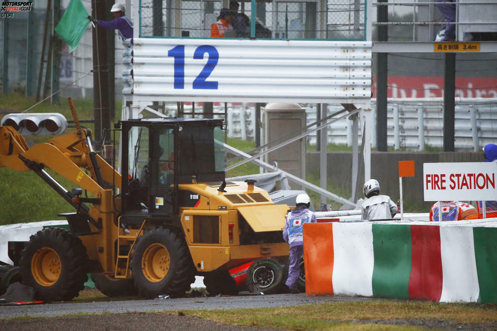 Die Rede ist natürlich von Jules Bianchis Unfall beim Japan-Grand-Prix in Suzuka. Der Franzose kam auf regennasser Fahrbahn von der Strecke ab und geriet mit seinem Marussia unter ein Bergungsfahrzeug, das gerade den havarierten Sauber Adrian Sutils aus der Gefahrenzone schleppen sollte. Mit schweren Kopfverletzungen kämpfte er fortan um sein Leben. Bis heute ist nicht klar, wie schwer die Folgen Bianchi treffen.