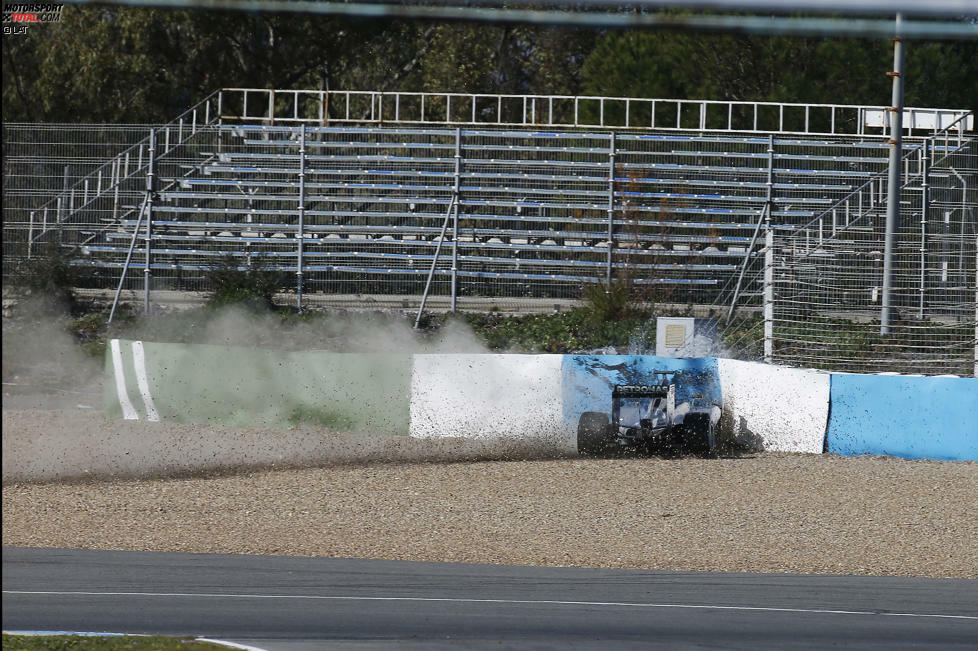 Bianchi war der einzige ernsthaft verletzte Fahrer des Jahres, obwohl schon beim Testen eifrig geschrottet wurde. Beispiel gefällig? Lewis Hamilton machte beim Auftakt in Jerez Bekanntschaft mit den Reifenstapeln, war aber unschuldig - die Defekthexe hatte am Ende der Start- und Zielgeraden zugeschlagen, der Frontflügel sich gelöst.