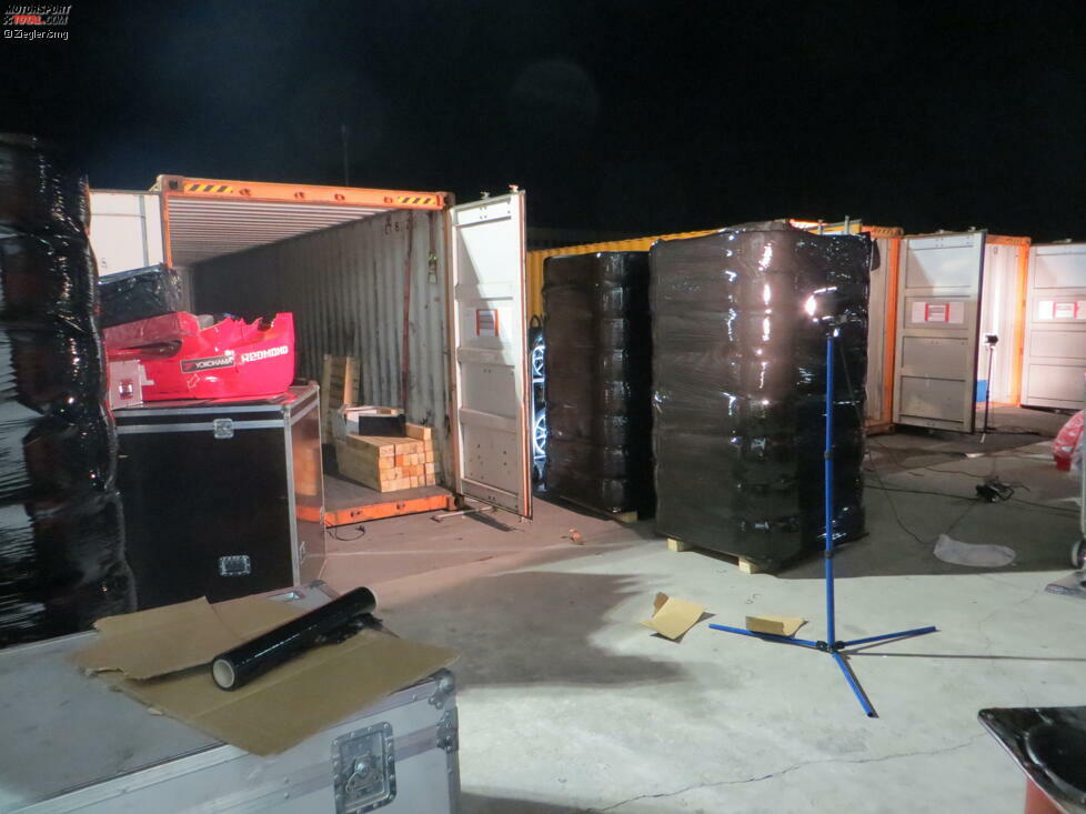 Dank der zusätzlichen Scheinwerfer von WTCC-Logistikpartner DHL können die Container sicher befüllt werden. Dafür sind übrigens die Teams selbst verantwortlich. Sie machen ihre eigenen Pläne, um den Platz im 40-Fuß-Highcube-Container bestmöglich auszunutzen.