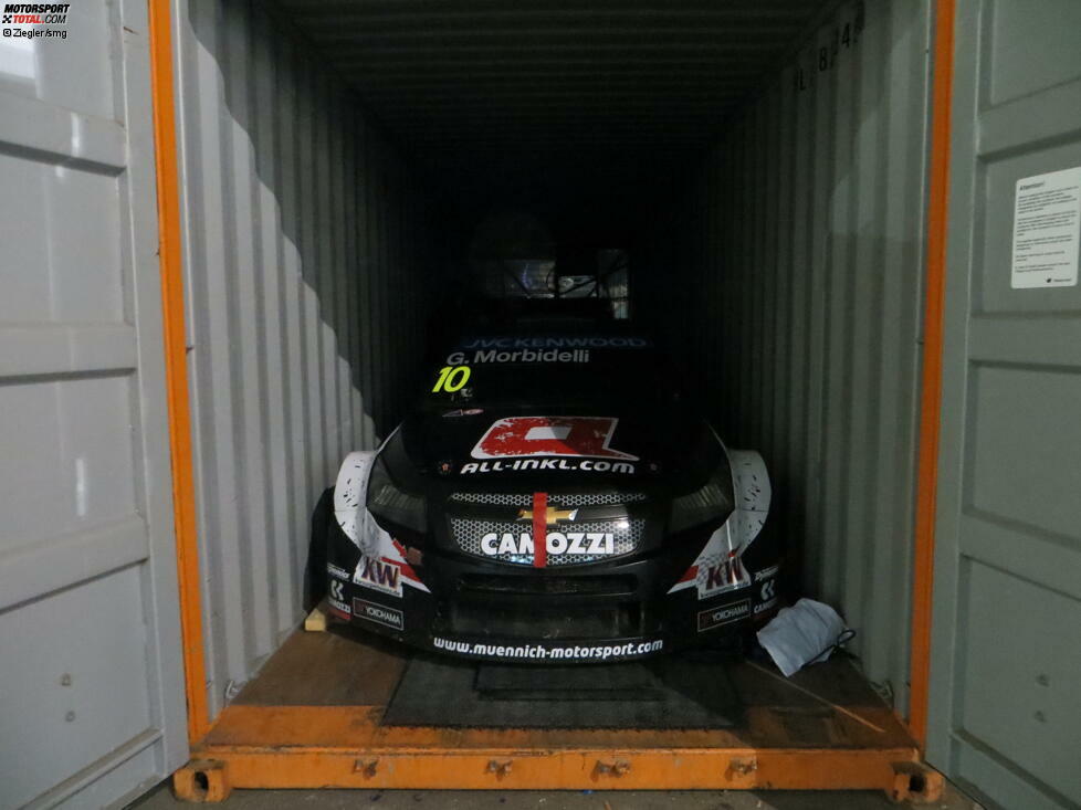 So geht ein WTCC-Auto auf die Reise zum nächsten Rennplatz. Bis zu zwei Fahrzeuge finden Platz in einem 40-Fuß-Highcube-Container - plus einige Ersatzteile oder weitere Ausrüstungsgegenstände.