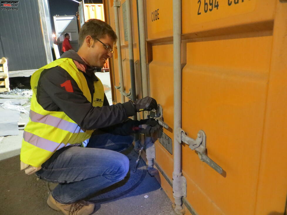 Ich darf das gleich mal ausprobieren und einen der 35 WTCC-Container versiegeln.