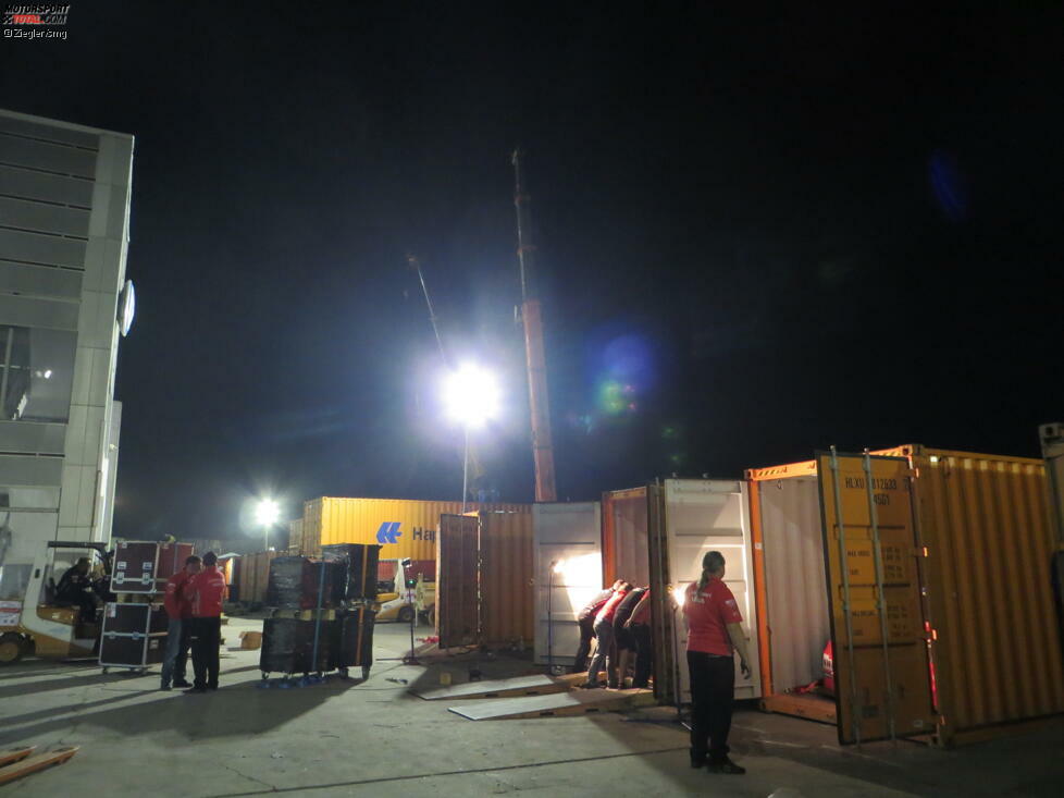 Doch nicht jedes Team ist so schnell fertig. Im Fahrerlager in Peking geht das Licht erst weit nach Mitternacht aus. Weitere Container werden befüllt, weitere Autos verladen...