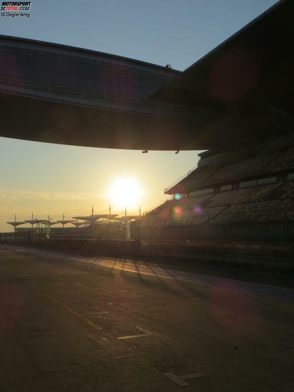 Kühl ist es an diesem Mittwochmorgen um 6 Uhr am Shanghai International Circuit. Aber die aufgehende Sonne wärmt immer mehr. Nur ruhig ist es noch.