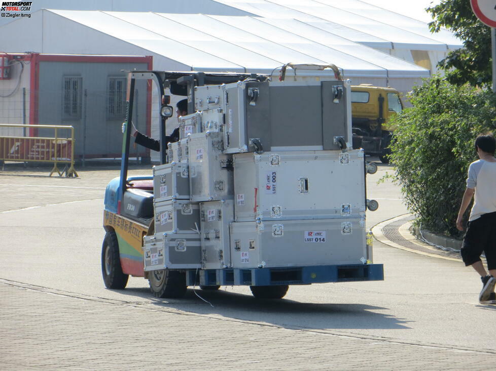 Die chinesische Meisterschaft, deren Container bereits am Vorabend abgesetzt wurden, ist dagegen schon mit dem Ausladen beschäftigt. Aber wer wird denn gleich alles auf einmal transportieren wollen...?