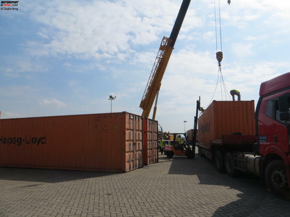 Bei der WTCC wird in der Zwischenzeit ein Container nach dem anderen auf den Boden gebracht. 35 Stück sind es insgesamt. Und das dauert.