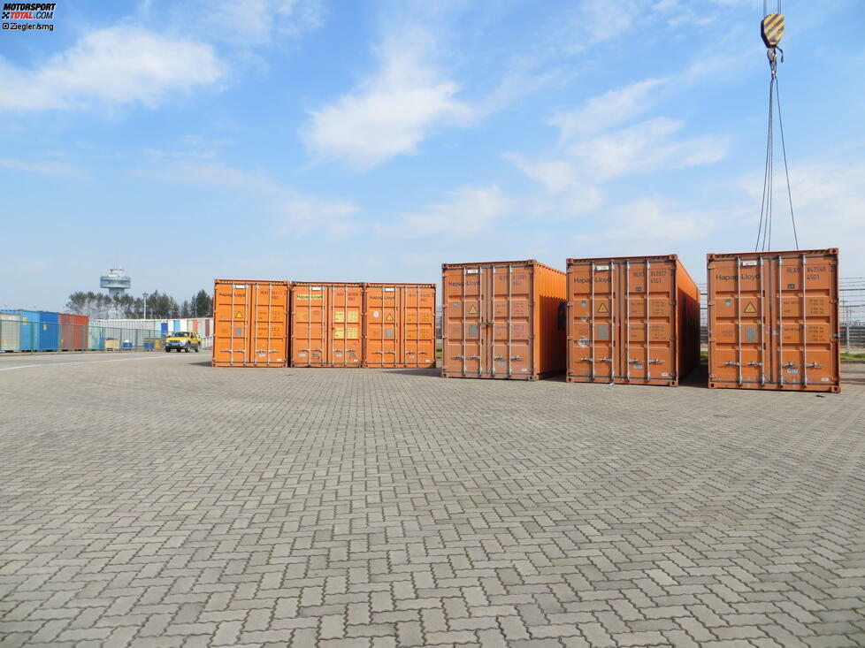 Genau wie es die Logistikspezialisten Holger Krätzig und Ralf Weischedel geplant hatten, stehen die Container alsbald in Reihe und Glied auf dem Vorplatz der Rennstrecke.