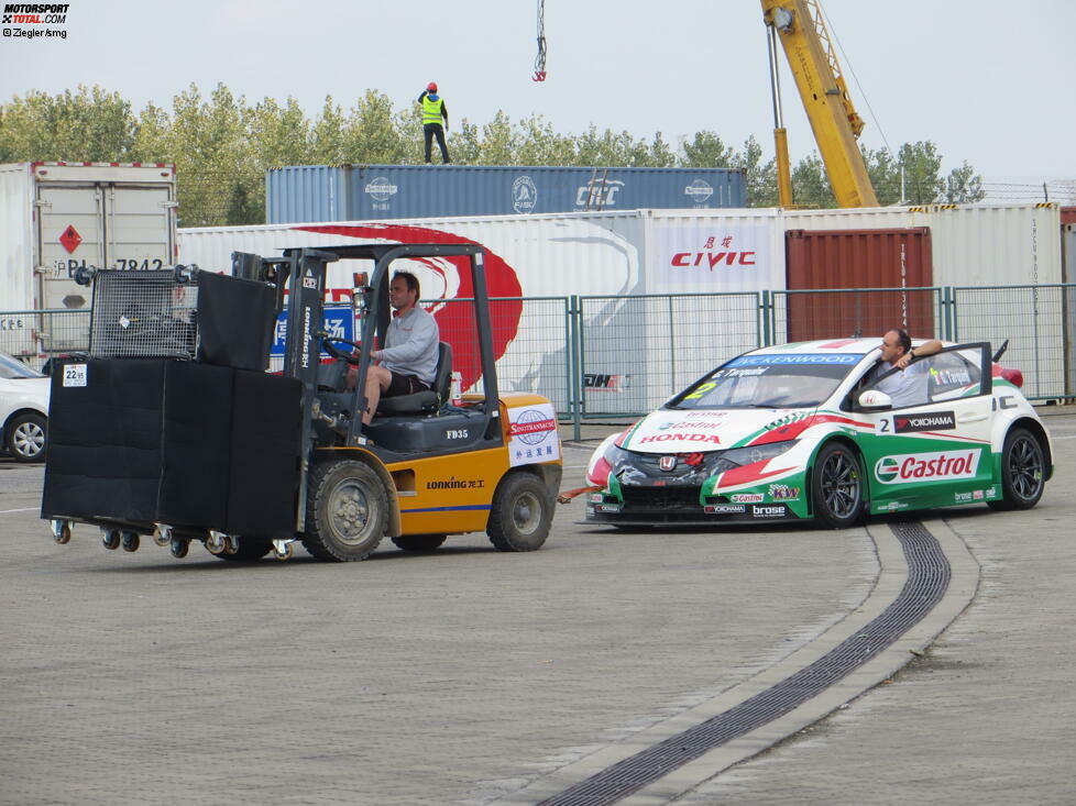 Ein typisches Bild beim Entladen: Vorn ein gut beladener Stapler, hintendran ein WTCC-Rennauto. So fährt das Gespann hinter die Boxengasse. In Schanghai ist das ein Weg von einigen hundert Metern.