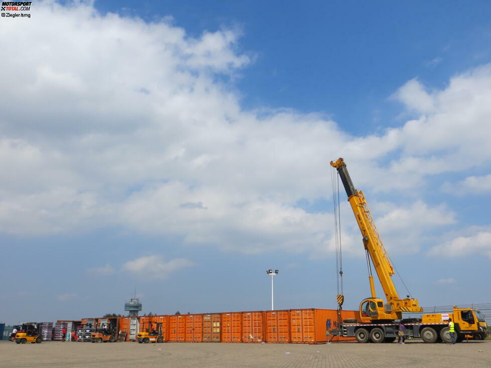 Am frühen Nachmittag wird der letzte Container abgesetzt. Dann wird es richtig turbulent im Fahrerlager.