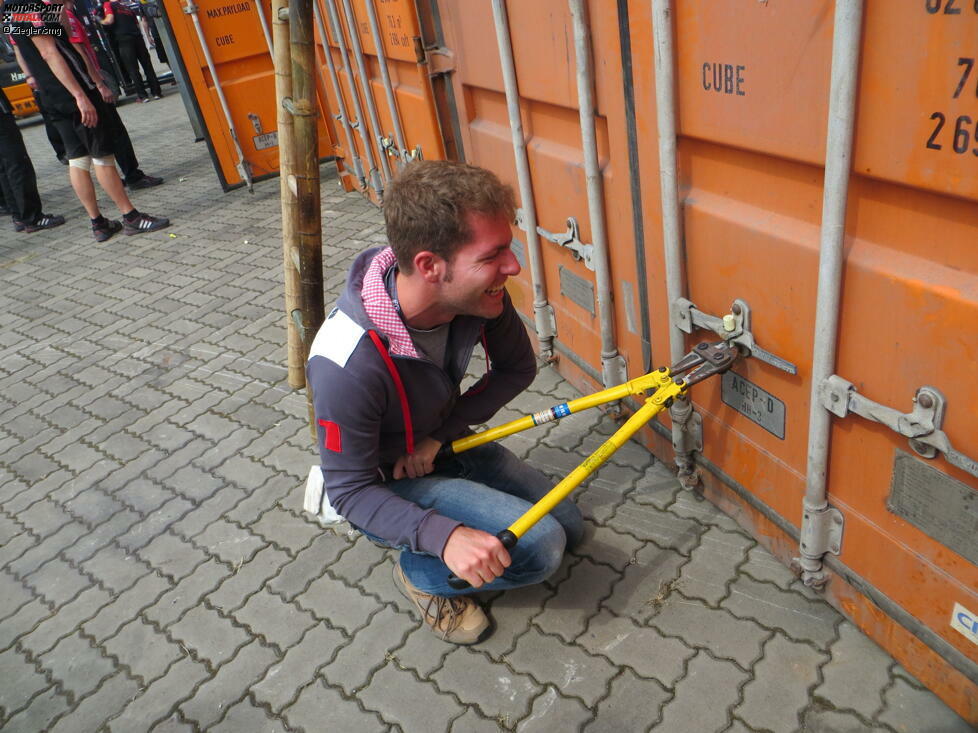 Aber wie kriegt man einen solchen Container überhaupt auf? Mit einem Bolzenschneider, der die Plombe knackt. Auch ich darf mich daran versuchen und stelle fest: Alle 35 Container würde ich nicht aufkriegen. Ich schaffe immerhin drei, beim vierten geht die Kraft aus...