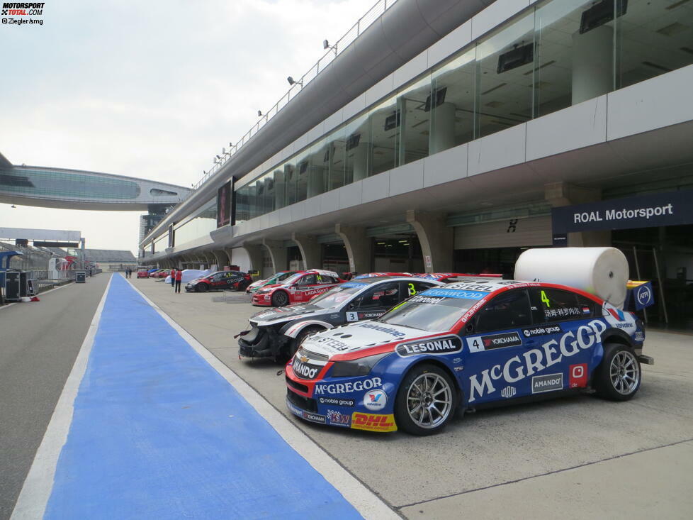 In der Boxengasse warten schon die Rennautos. Und damit kann es anfangen, das nächste Rennwochenende. Die WTCC hat ihre kleine Rennreise von Peking nach Schanghai abgeschlossen. Und am Sonntagabend beginnt alles wieder von vorn...