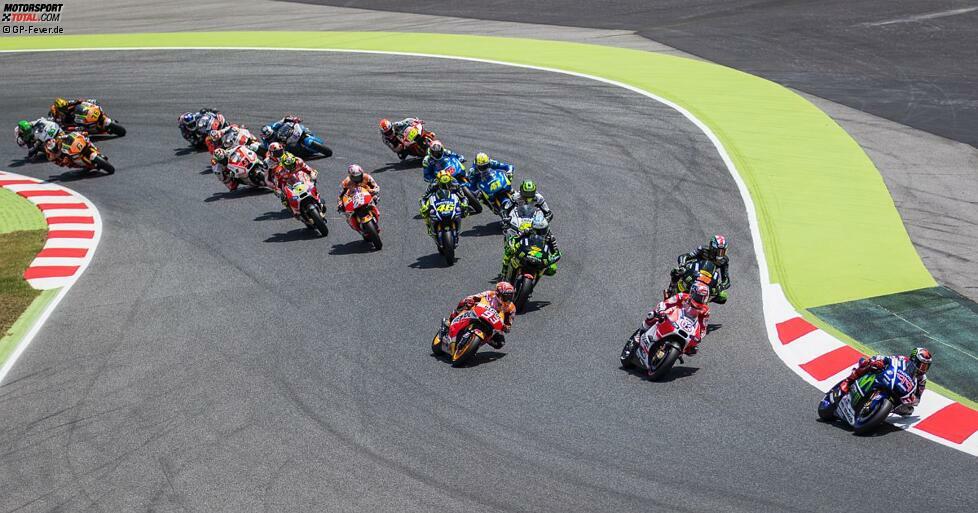 Start in Barcelona: Lorenzo kommt perfekt weg und schnappt sich in der ersten Kurve die Führung. Die Verlierer sind die beiden Suzuki-Werksfahrer, die bis zur ersten Kurve weit zurückfallen.