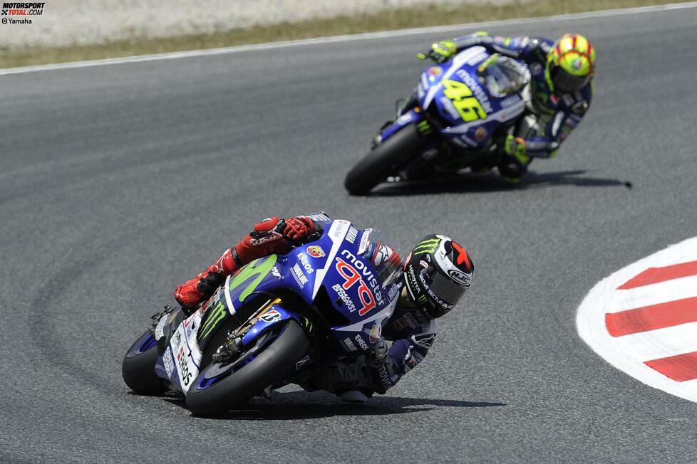 Rossi kommt Lorenzo langsam näher, doch die Rundenzeiten der beiden variieren nur minimal. Lorenzo kann den Vorsprung groß genug halten, um Rossi keine Angriffsmöglichkeiten zu bieten.