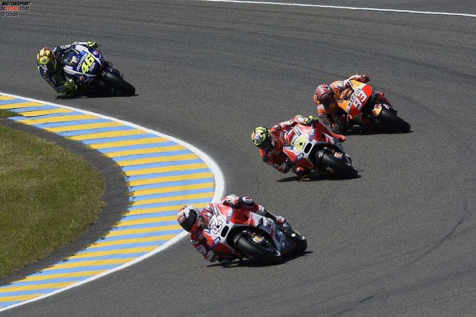 Hinter Lorenzo folgen die beiden Ducati-Werksfahrer. Valentino Rossi kommt in der dritten Runde an Marquez vorbei und greift seine beiden italienischen Landsleute sofort an.