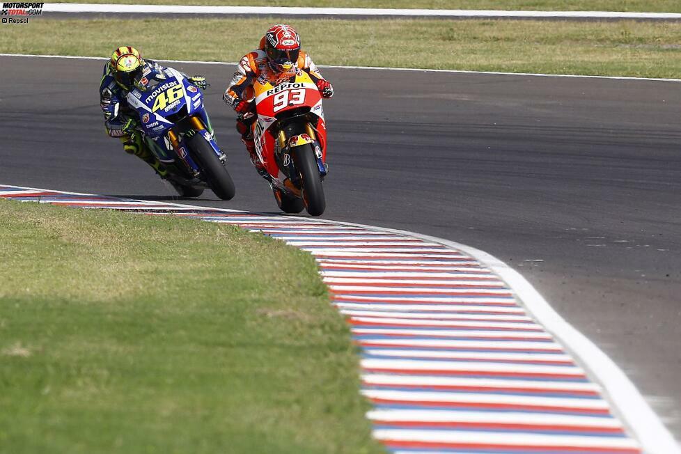 Bis es Rossi in der vorletzten Runde am Ende der Gegengeraden versucht und auch vorbeikommt. Marquez hält dagegen, es kommt zur Berührung und der Spanier geht zu Boden.