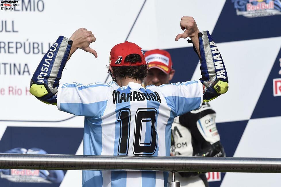 Unter dem Jubel der Fans zieht Rossi das Trikot des argentinischen Fußballhelden Diego Maradona an.