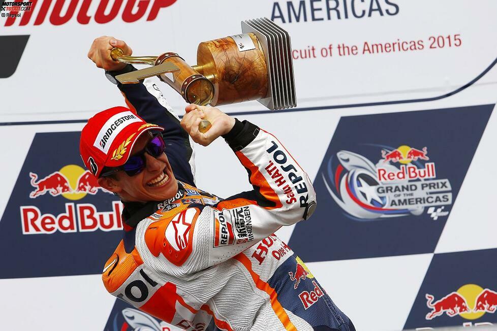 Marc Marquez stemmt seine dritte Siegertrophäe in Austin in die Höhe. Seit 2013 ist er ungeschlagen.