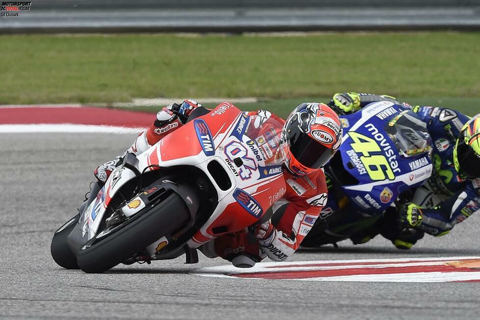 Sechs Runden vor dem Ende greift Dovizioso an und überholt Rossi. Im Gegensatz zu Katar bleibt die Ducati vorne.