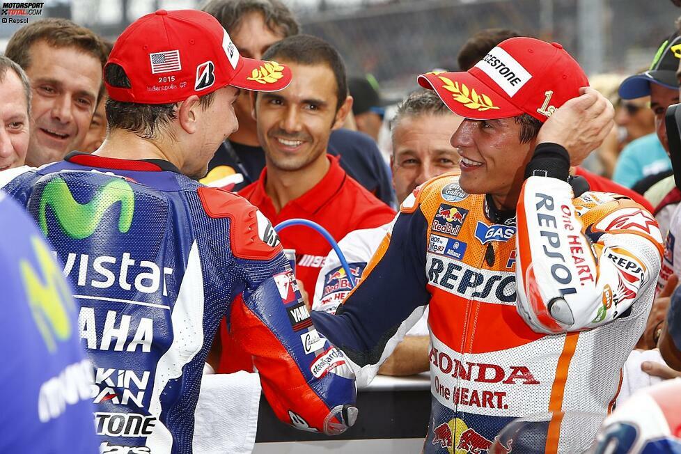 Jorge Lorenzo akzeptiert seine knappe Niederlage. Im Parc Ferme gratulieren sich die beiden Spanier zu einem außergewöhnlichen Duell auf höchstem Niveau.