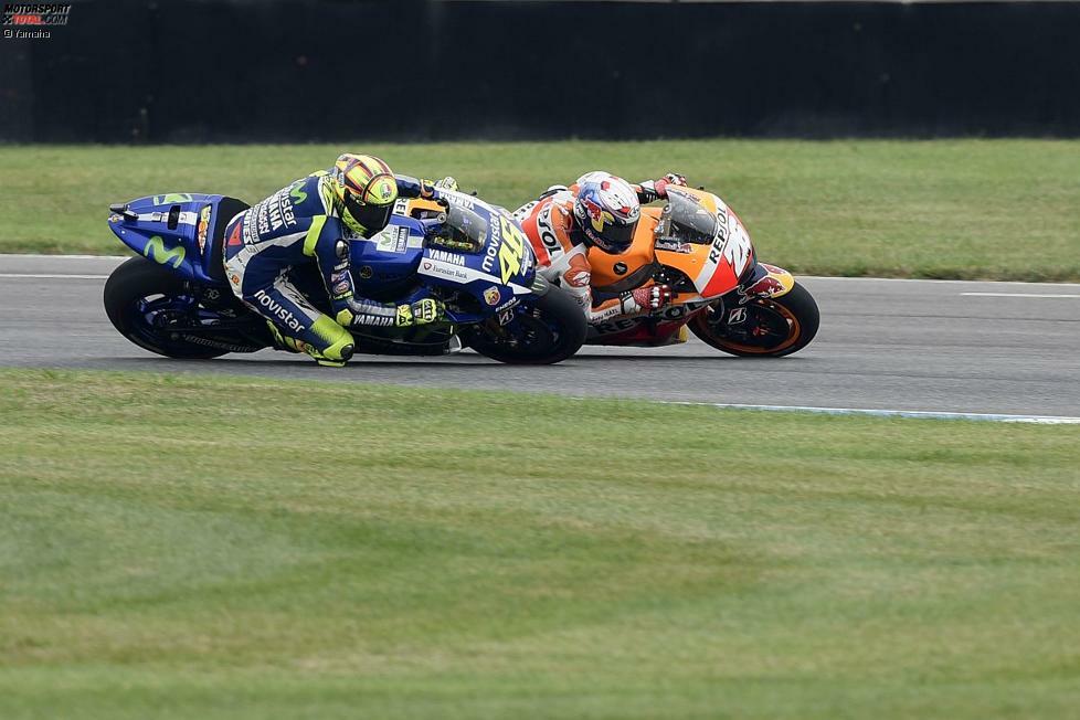 Valentino Rossi schafft auch den Anschluss und liegt in der 18. Runde erstmals vor Dani Pedrosa.