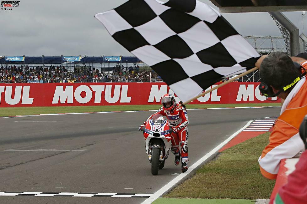 Die Saison 2016 beginnt vielversprechend. Dovizioso kämpft in Katar um den Sieg und wird Zweiter, aber dann kommen Pleiten, Pech und Pannen. In Argentinien wird er in der letzten Runde von seinem Teamkollegen Andrea Iannone abgeräumt, in Austin von Dani Pedrosa.