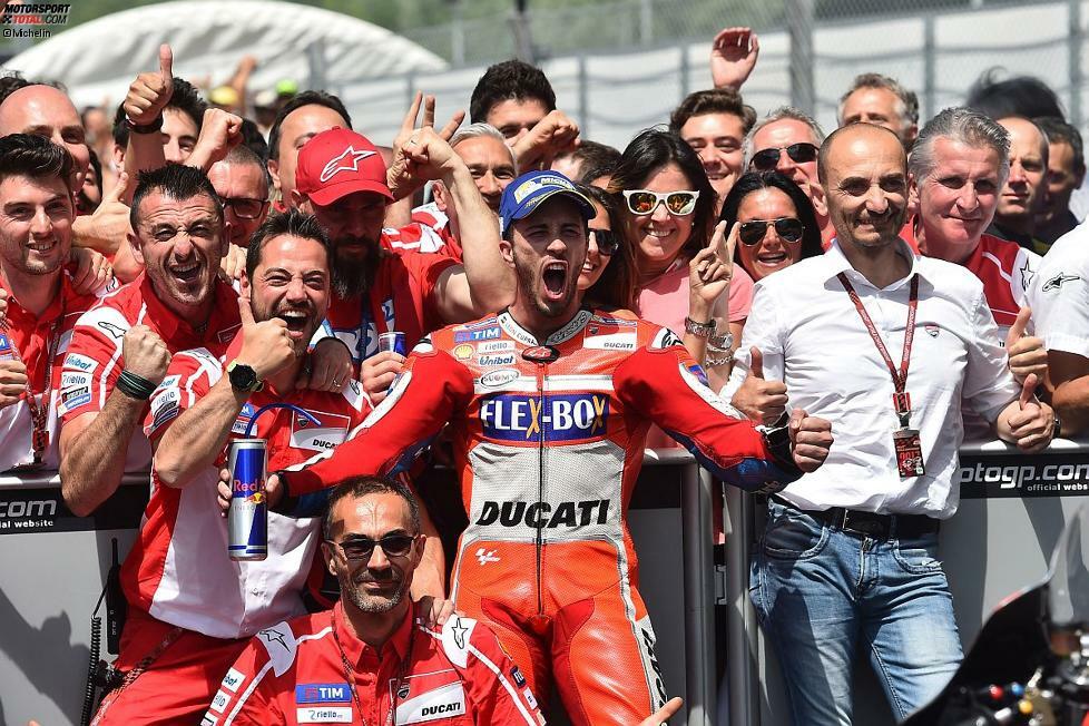 2017 sind bei Ducati alle Augen auf Neuverpflichtung Jorge Lorenzo gerichtet, doch auf der Strecke holt Dovizioso die Erfolge. Er siegt beim Heimrennen in Mugello und gleich darauf auch in Barcelona. Damit ist der Italiener voll im WM-Kampf dabei.