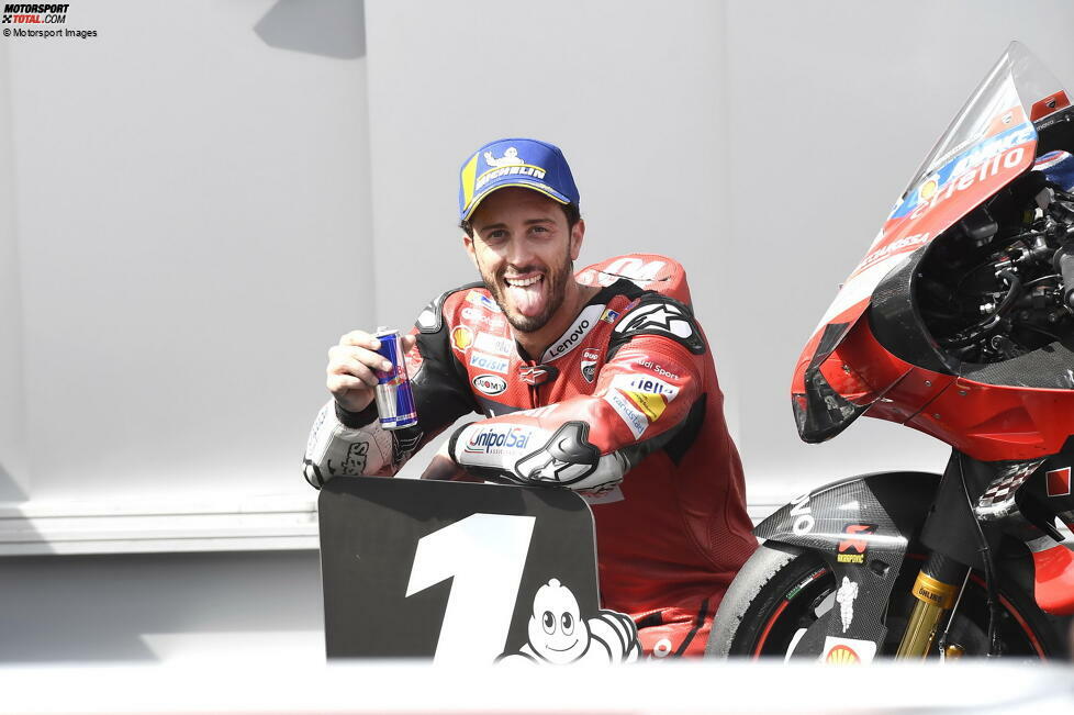 Andrea Dovizioso wird am 23. März 1986 in Forli (Italien) geboren. Obwohl er zwischen 2008 und 2016 nur zwei MotoGP-Rennen gewinnt, zählt er zu den Besten, hat aber nicht immer das beste Material zur Verfügung. Seine Karriere ist geprägt von Kampf und hartem Willen.