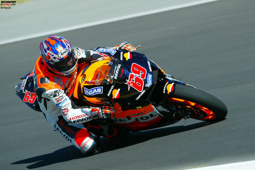 2003 wird Nicky Hayden von Honda als amtierender US-Superbike-Champion aus den USA auf die WM-Bühne geholt. Er startet direkt in der Königsklasse MotoGP und dort direkt im Honda-Werksteam. Teamkollege ist Weltmeister Valentino Rossi.