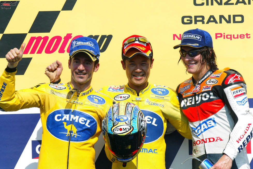 2004 kann Hayden zunächst nicht den nächsten Schritt machen. Er scheidet bei fünf Rennen aus, holt in Rio de Janeiro und auf dem Sachsenring aber wieder zwei dritte Plätze. In der WM wird es nur Rang acht.