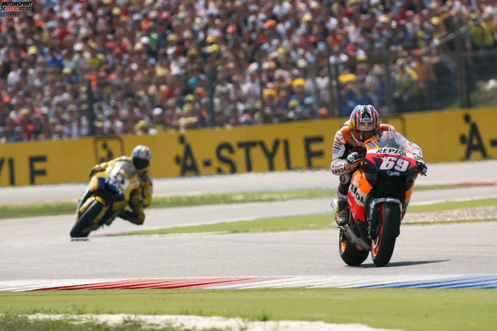 Denkwürdiges Rennen in Assen: Hayden und Colin Edwards duellieren sich um den Sieg. Die Entscheidung fällt in der letzten Runde in der Schikane vor Start/Ziel. Edwards stürzt, Hayden geht vorbei und gewinnt sein erstes Rennen auf europäischem Boden.