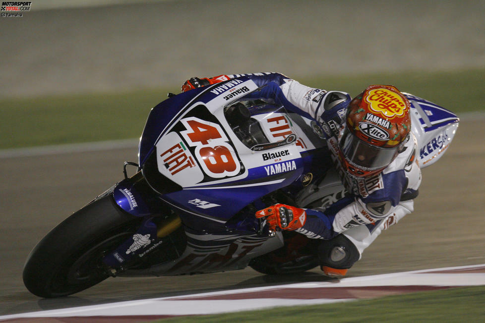 Für 2008 nimmt ihn Yamaha für die MotoGP unter Vertrag. Im Gegensatz zu seinem Teamkollegen Valentino Rossi muss Lorenzo mit Michelin-Reifen fahren. Er steht schon bei seinem ersten Rennen (Katar) auf der Pole-Position und wird Zweiter. Lorenzo fährt in seinen ersten drei Grands Prix aufs Podest.