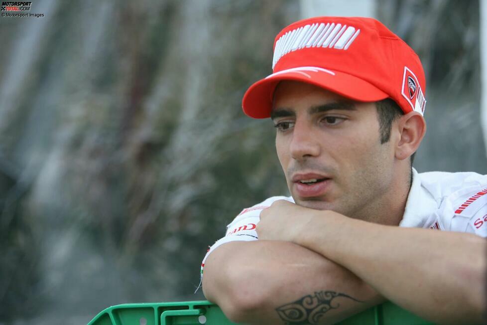 Marco Melandri wird am 7. August 1982 in Ravenna (Italien) geboren. Er zählt jahrelang zu den besten Fahrern der Königsklasse MotoGP und der Superbike-WM. Als einem der wenigen gelingt es ihm, in beiden Serien Rennsiege zu feiern.