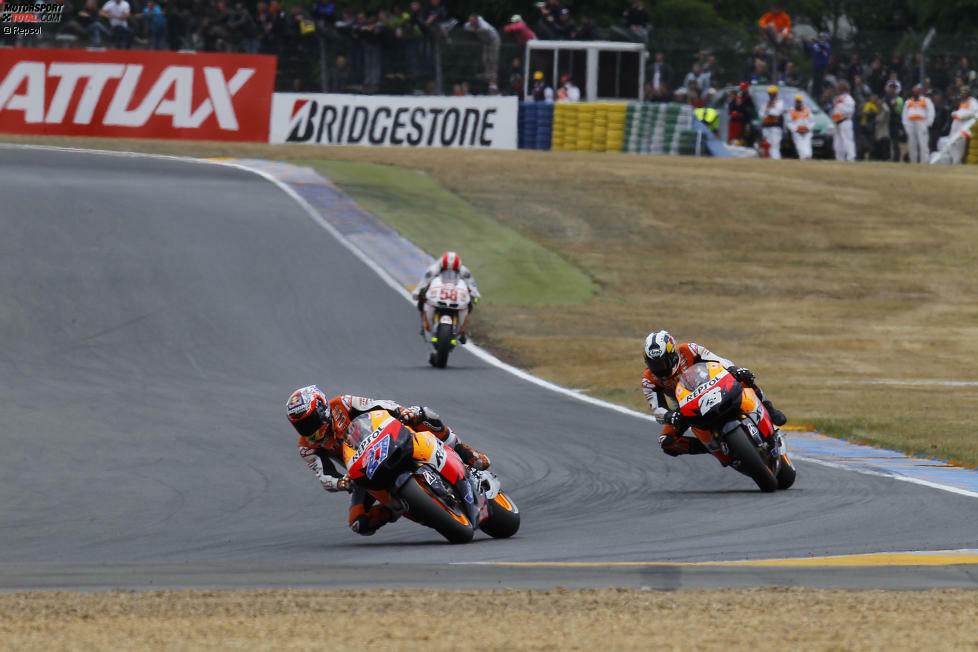 In Le Mans 2011 kommt es im Rennen zu einem Unfall mit Marco Simoncelli. Pedrosa bricht sich ein Schlüsselbein und fällt für drei Rennen aus. In der zweiten Saisonhälfte gewinnt er noch zwei Rennen und wird dreimal in Folge Zweiter. Das bringt ihm WM-Platz vier.