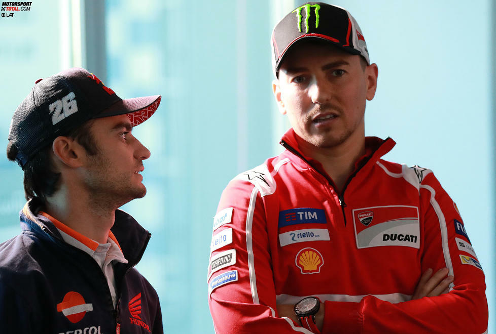 2018 beginnt wieder schwierig und nach sechs Rennen wird bekannt, dass Honda Jorge Lorenzo von Ducati verpflichtet. Pedrosa muss sich nach 13 Jahren im Repsol-Team verabschieden. Das Angebot eines neue Yamaha-Kundenteams nimmt er nicht an. Pedrosa verkündet auf dem Sachsenring seinen Rücktritt zum Saisonende.