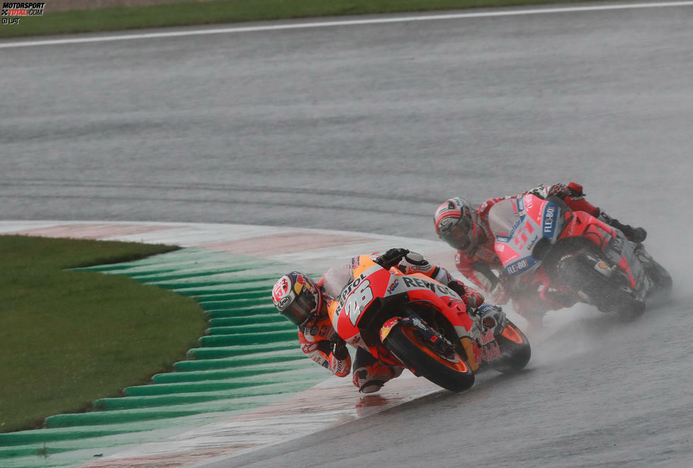 Ausgerechnet sein (eigentlich) letztes MotoGP-Rennen findet im Regen statt. Pedrosa kämpft sich beherzt auf Rang fünf und fährt als WM-Elfter über den Zielstrich in Valencia. Er bleibt zum ersten Mal in einer Saison ohne Podium und Sieg. Es bleibt ihm nur WM-Rang elf - seine schlechteste Platzierung. 2019 wartet eine neue Herausforderung: Pedrosa wird Testpilot bei KTM.