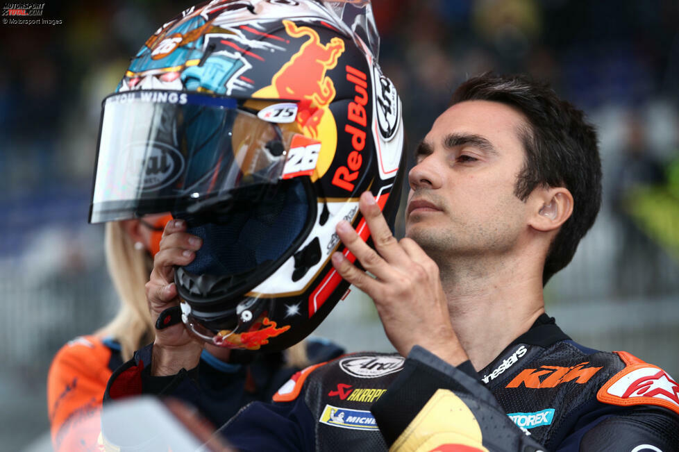 Nach unzähligen Testfahrten, bei denen er die KTM RC16 federführend weiterentwickelt, setzt Pedrosa den Helm doch noch einmal auf. Beim Grand Prix der Steiermark 2021 in Spielberg kommt er - fast drei Jahre nach seinem eigentlich letzten Rennen - auf Anhieb in den Top 10 ins Ziel.