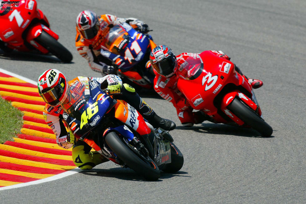 2002 bricht die MotoGP-Ära mit 990 Kubikzentimetern an. Die Fünfzylinder-Honda RC211V ist klar überlegen. Rossi gewinnt elf Rennen. Gegner hat er in diesem Jahr nur einen. Als Alex Barros ebenfalls eine RC211V erhält ist er am Saisonende plötzlich ein harter Gegner für Rossi.