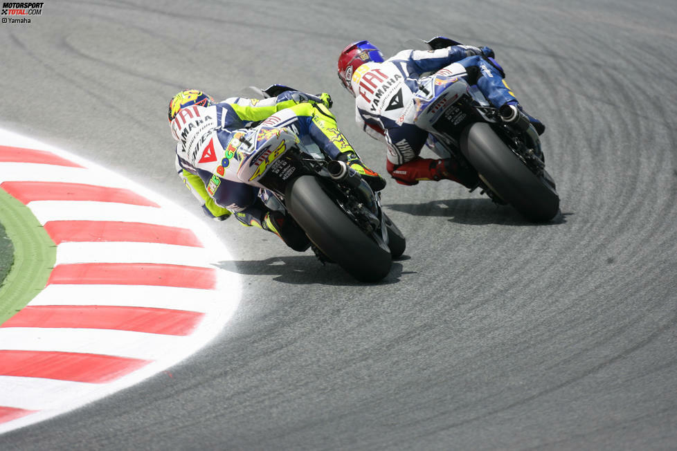 Im Jahr 2009 erwächst Rossi teaminterne Konkurrenz. Jorge Lorenzo ist in seinem zweiten MotoGP-Jahr auf gleichen Bridgestone-Reifen ein harter Konkurrent. Das beste Saisonrennen ist Barcelona: Rossi überholt Lorenzo in der letzten Kurve und weist den Spanier in die Schranken.