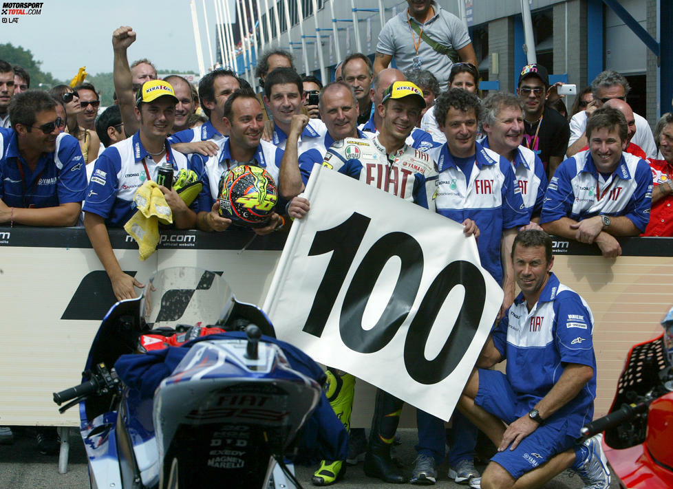 Zwei Wochen darauf gewinnt Rossi auch den Klassiker in Assen. Es ist insgesamt sein 100. Grand-Prix-Sieg. Bis heute haben nur er und Giacomo Agostini diese Marke übertroffen. Rossi wird 2009 zum siebten und bis heute letzten Mal Weltmeister.