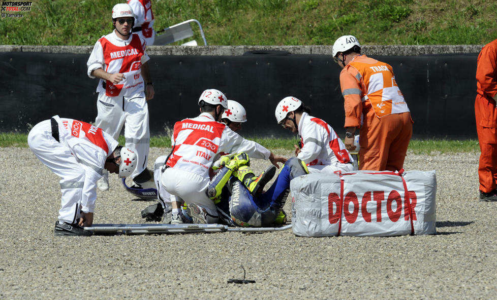 Im Training zum Grand Prix in Mugello 2010 der große Schock: Rossi bricht sich bei einem Sturz das rechte Bein. Es ist die erste gröbere Verletzung seiner Karriere. Rossi muss drei Rennen auslassen und kehrt in Deutschland wieder zurück.