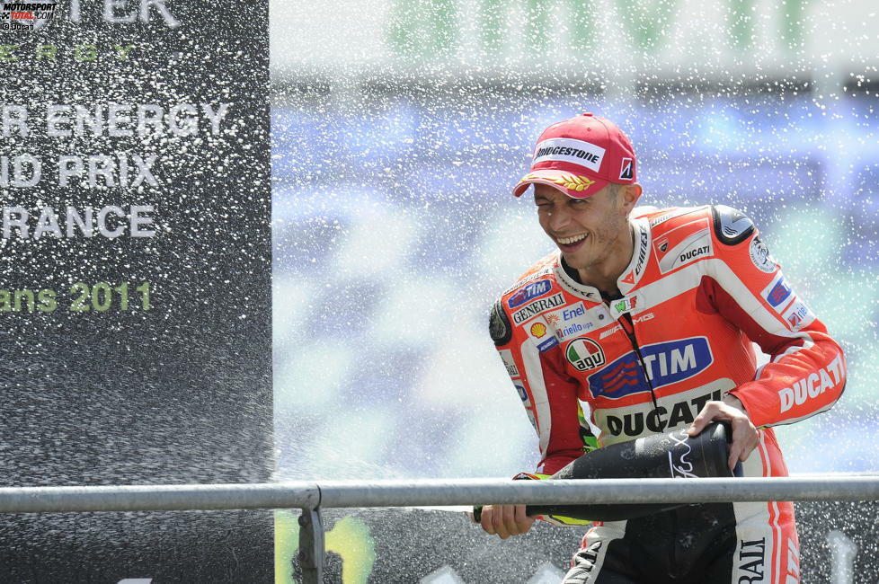 Für 2011 wechselt Rossi zu Ducati. Die erhoffte italienische Traumehe wird aber schnell zum Desaster. In Jerez räumt er Casey Stoner ab, die Ergebnisse bleiben hinter den Erwartungen. Lediglich in Le Mans schafft es Rossi auf das Podest. Ein Bild mit Seltenheitswert.