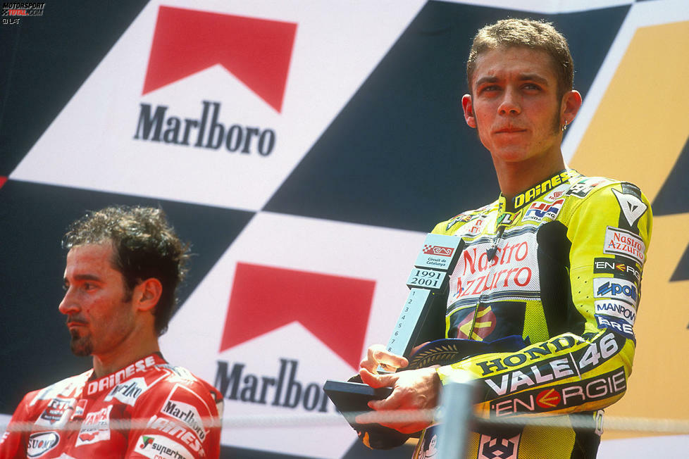 2001 ist das letzte Jahr der 500er-Klasse und das große Duell zwischen Valentino Rossi und Max Biaggi. Auf und neben der Strecke geraten die beiden Italiener aneinander. Am Ende wird Rossi mit elf Siegen Weltmeister. Er hat 106 Punkte Vorsprung auf Biaggi.
