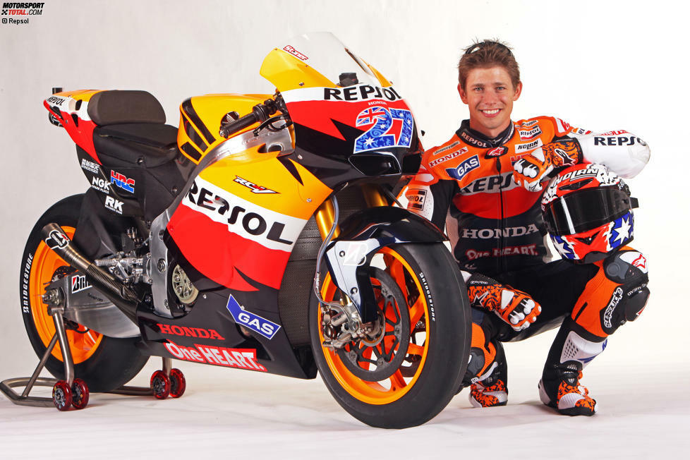 Casey Joel Stoner wird am 16. Oktober 1985 in Southport im australischen Bundesstaat Queensland geboren. Er zählt zu den erfolgreichsten Fahrern der MotoGP-Ära, besonders der kurzen 800er-Phase. Mit zwei WM-Titeln auf zwei unterschiedlichen Fabrikaten schreibt Stoner Geschichte.