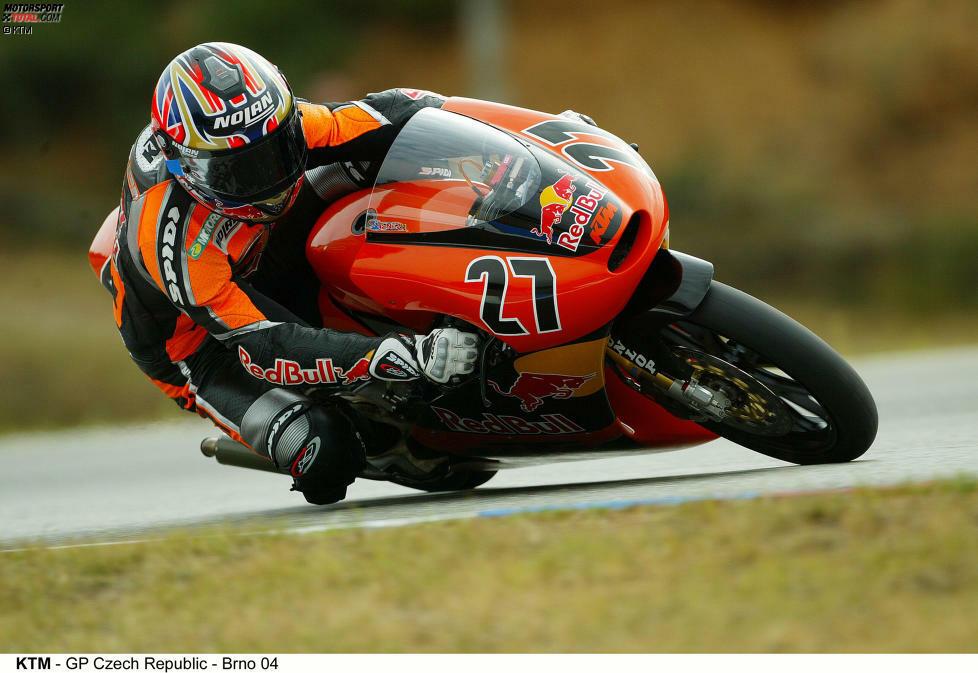 Red Bull und KTM werden auf den Australier aufmerksam und setzen ihn für 2004 auf die 125er-Maschine. Stoner etabliert sich im Spitzenfeld und holt einen Sieg. Aufgrund von Ausfällen ist trotz sechs Podestplätzen nicht mehr als WM-Rang fünf möglich.