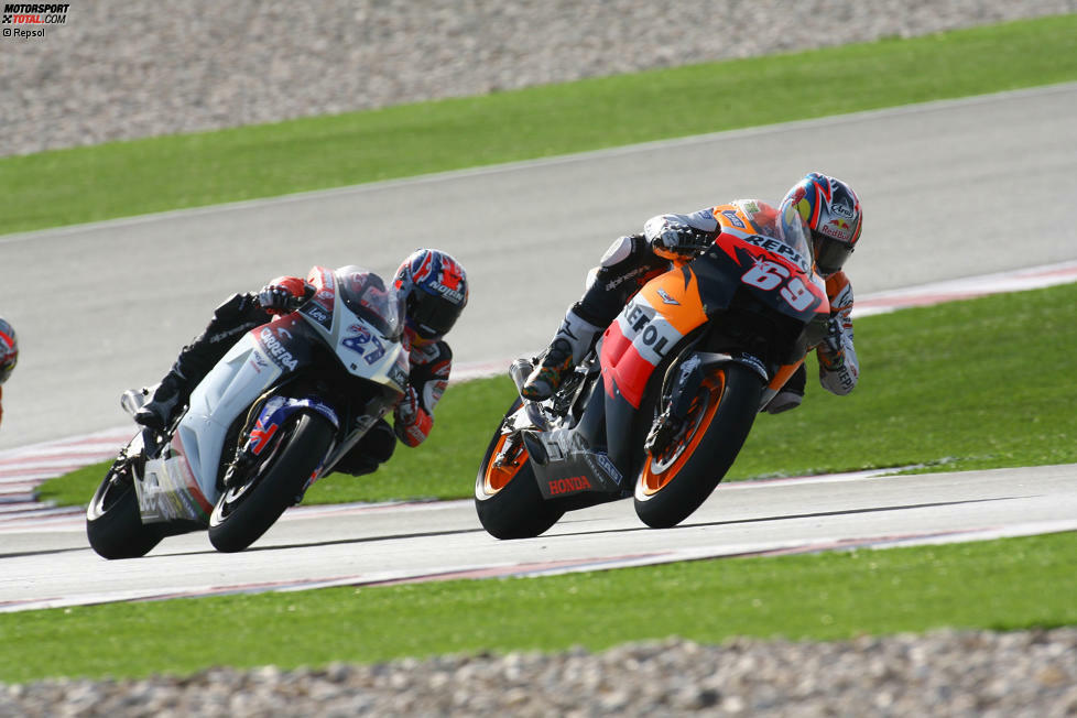 2006 geht es für Stoner und Pedrosa in die MotoGP. Während der Spanier ins Honda-Werksteam geholt wird, steigt Stoner gemeinsam mit Lucio Cecchinello in die Königsklasse auf. Schon beim zweiten Rennen (Katar) steht er zum ersten Mal auf der Pole-Position. Stoner fällt aber auch durch viele Stürze auf. In der Türkei duelliert er sich mit Marco Melandri um den Sieg und wird schließlich Zweiter - sein erster Podestplatz.