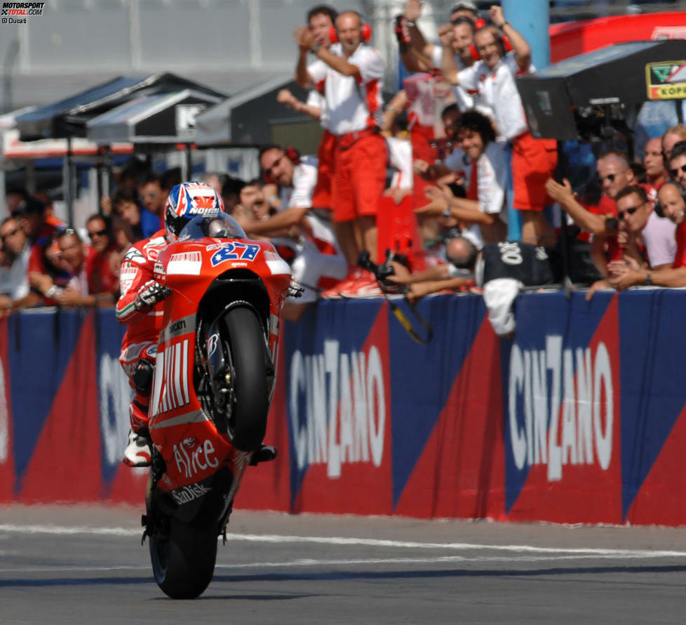 In diesem Ton geht es weiter: Platz zwei in Assen, Fünfter auf dem Sachsenring und Siege in Laguna Seca, Tschechien und Misano. Stoner ist auf dem Weg zum WM-Titel. Auch Valentino Rossi findet kein Mittel.