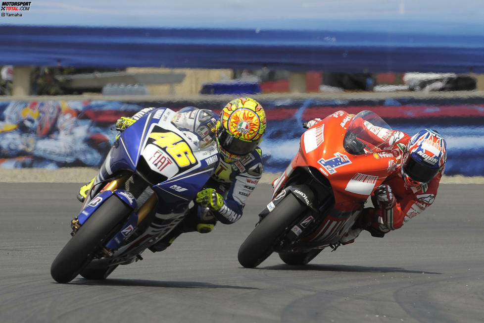 Valentino Rossi und Casey Stoner liefern sich in Laguna Seca das Duell des Jahrzehnts. Rossi tut alles, um die schnellere Ducati aufzuhalten. Rundenlang wird auf Messers Schneide gefahren - bis sich Stoner in der Zielkurve verbremst, stürzt, aber noch Platz zwei retten kann.