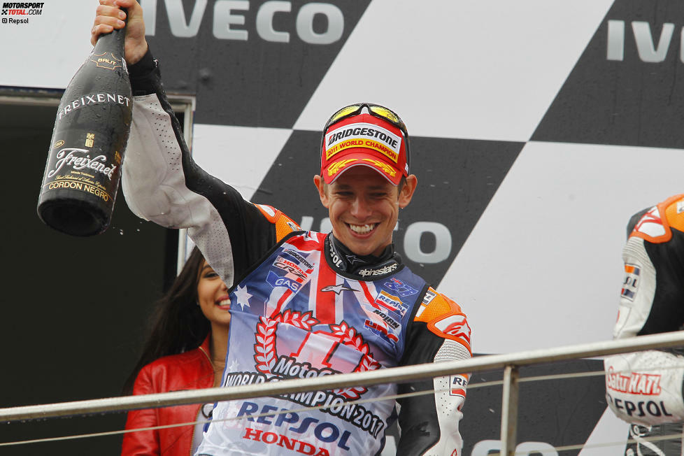 Jorge Lorenzo verletzt sich auf Phillip Island im Warmup und die Entscheidung ist gefallen. Casey Stoner gewinnt sein Heimrennen an seinem Geburtstag und ist zum zweiten Mal MotoGP-Weltmeister. Auf dem Podium steht er mit Marco Simoncelli, der nur eine Woche später in Malaysia tödlich verunglücken wird.